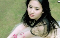 刘亦菲晒爬山照，黑色登山装特别飒