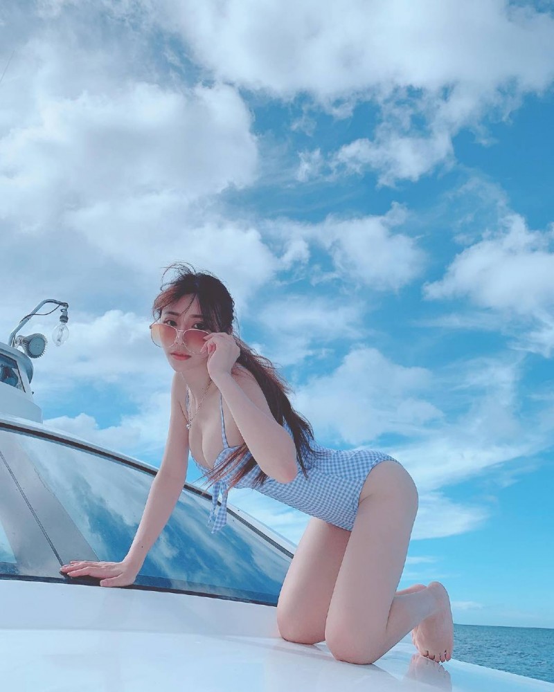 大眼美人婷婷儿白嫩肌让人心动!走出户外不藏私解放丰满美乳