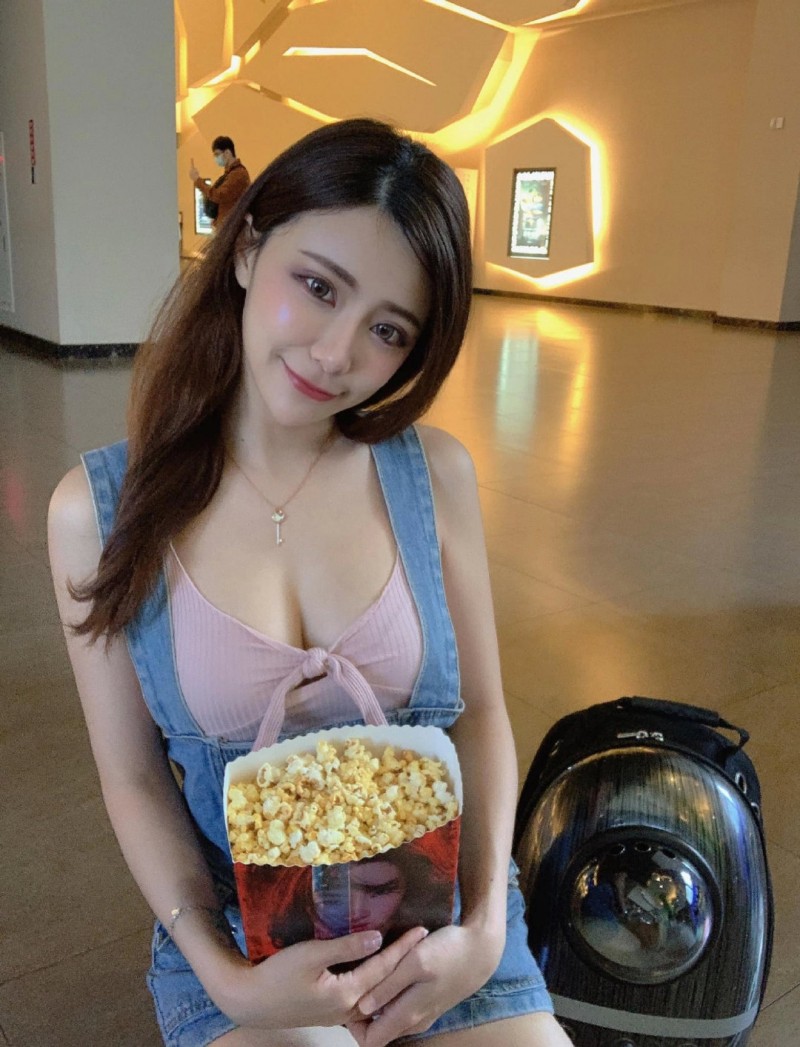 大眼美人婷婷儿白嫩肌让人心动!走出户外不藏私解放丰满美乳