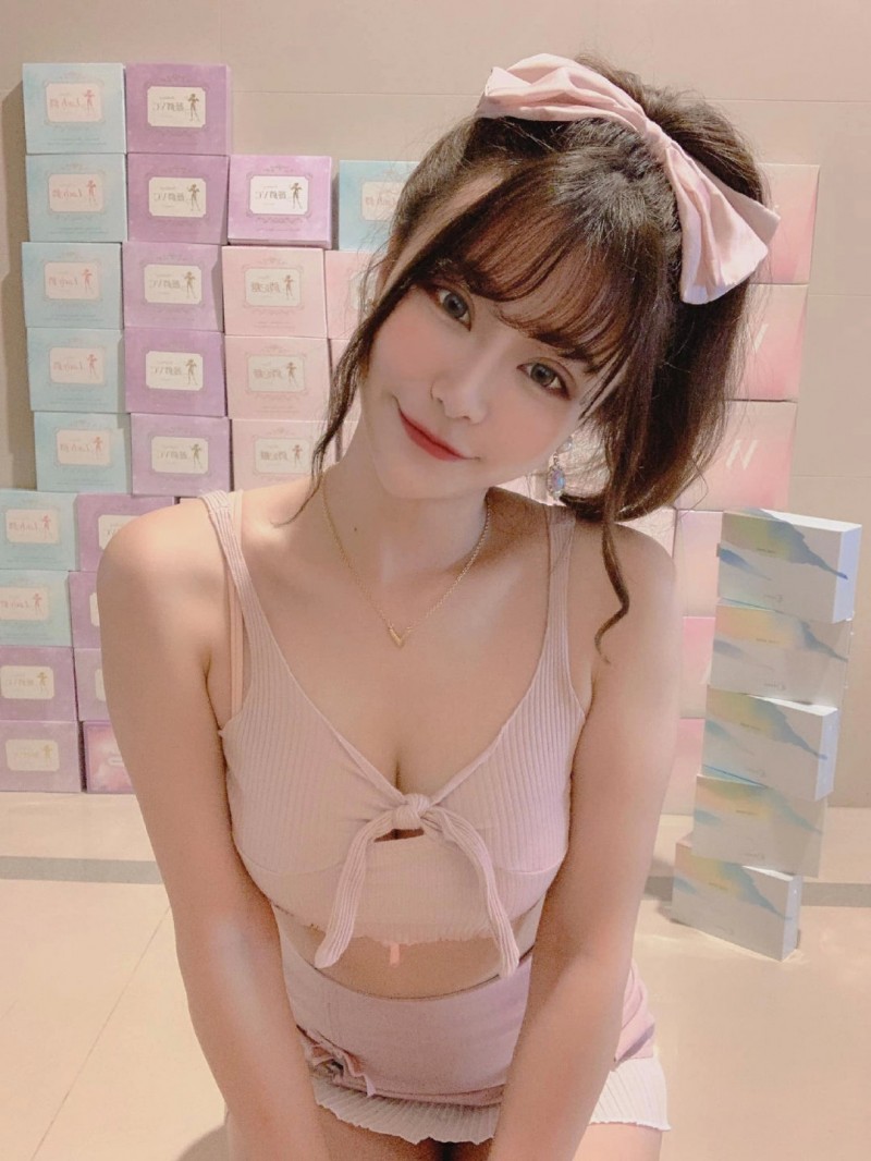 大眼美人婷婷儿白嫩肌让人心动!走出户外不藏私解放丰满美乳