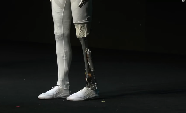 小鹏机器人是真是假?何小鹏现场直接剪开衣服自证 小鹏机器人是真是假?何小鹏现场直接剪开衣服自证