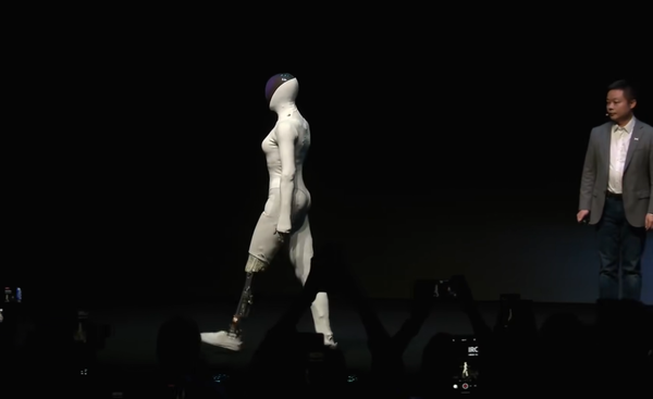 小鹏机器人是真是假?何小鹏现场直接剪开衣服自证 小鹏机器人是真是假?何小鹏现场直接剪开衣服自证