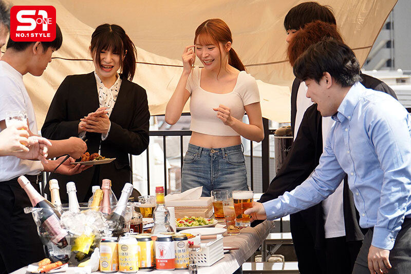 笹倉彩(笹仓彩)作品SONE-953发布！酒后变超随便的巨乳OL，在公司烤肉会上对所有员工双腿大开