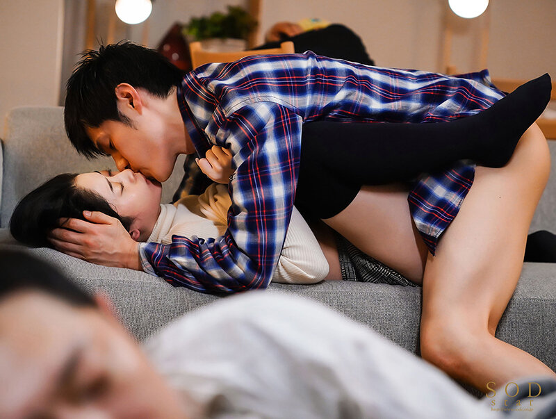 MINAMO作品STARS-579发布!女友开轰趴醉倒被轮流中出却乐在其中