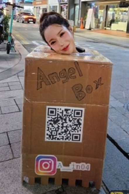 韩国AV女优闹区全裸上街!只罩「四洞箱子衣」任人摸胸…画面好重咸