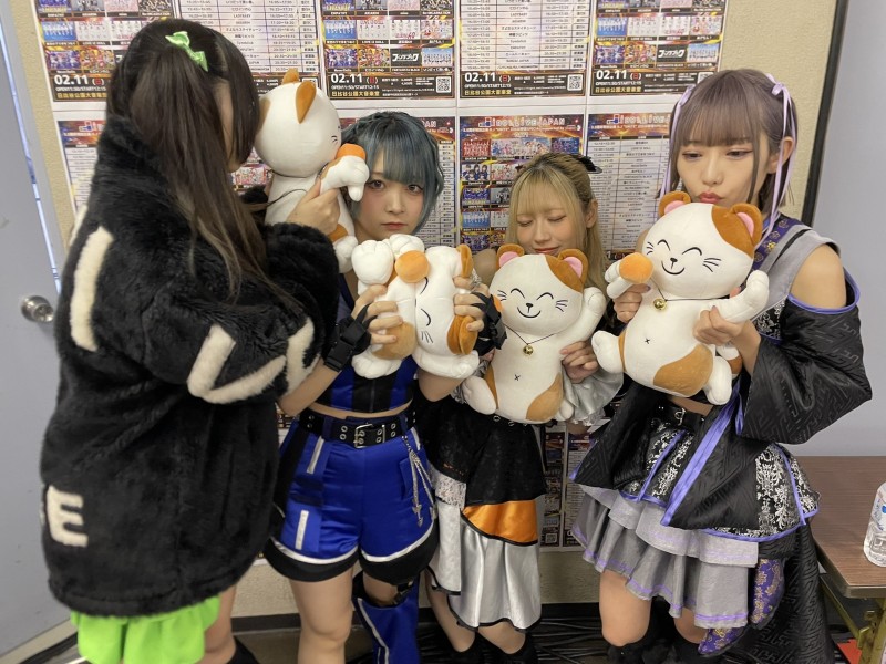 引退后转行当偶像⋯她却因为伙伴和粉丝乱来丢了工作！