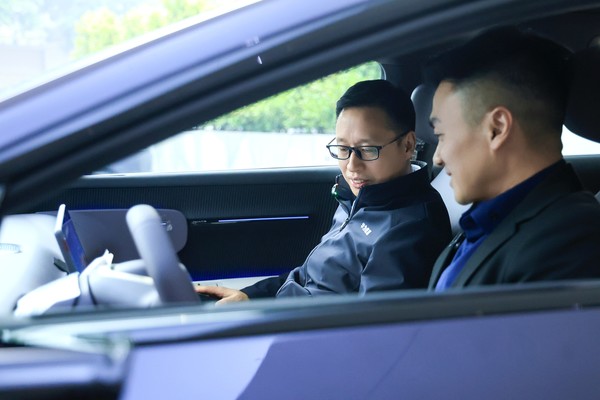 华为靳玉志试驾新款阿维塔12 直言：&ldquo;如脱胎换骨！&rdquo;