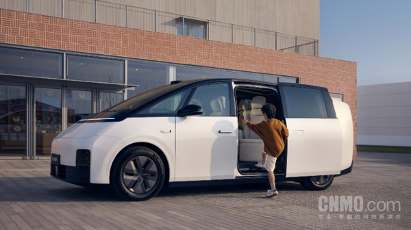 理想MEGA 不到两年!理想MEGA正式达成3万台交付 有七座大空间