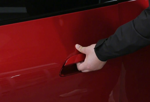 雷军展示新一代SU7机械门把手 二排座椅配有备份电源