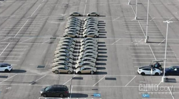 特斯拉Cybercab现身得州工厂 碰撞测试正在进行中 特斯拉Cybercab现身得州工厂 碰撞测试正在进行中