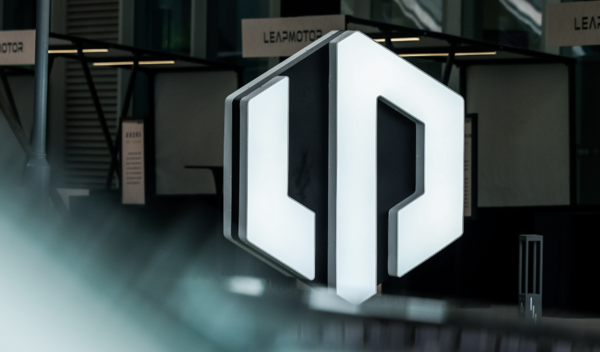 零跑直播现AR导航界面突发异常 高管回应：已修复