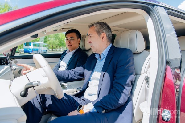 西班牙大使馆代表参观享界超级工厂 体验S9/S9T智能座舱