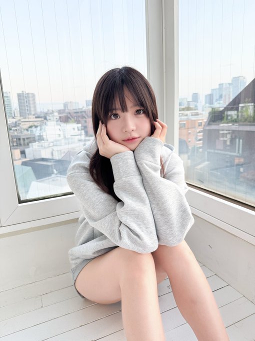 井上桃(MIDA-615) 乖巧的青梅竹马「扭捏地露内裤挑逗我」,视线紧盯…她马上欲火焚身!