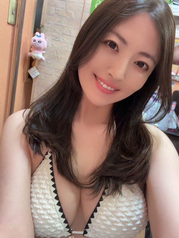 (JUR-832) 和「美艳绝伦婶婶」度过两天一夜火辣之旅,她用丰满E奶狂榨干我!