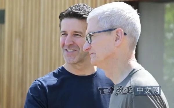 约翰·特努斯(左)与蒂姆·库克(右) 库克执掌15年苹果市值增13倍 特努斯将迎来AI新考验